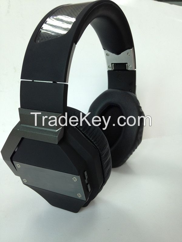 true wireless bluetooth headphone supplied with solar power