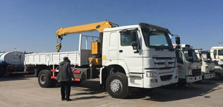 Sinotruk LHD 4x4 All Wheel Drive 266hp Truck-mounted Crane 4 Ton Lifting Capacity