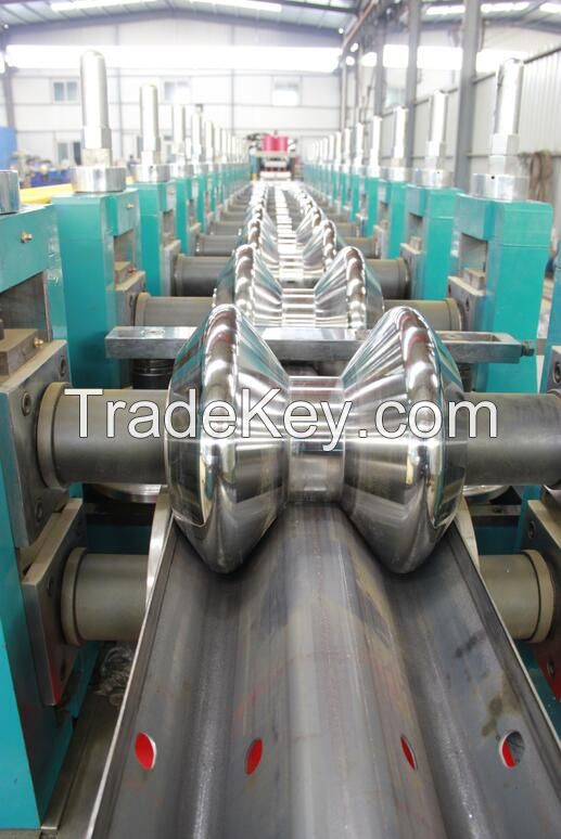 Highway guardrail roll forming machine