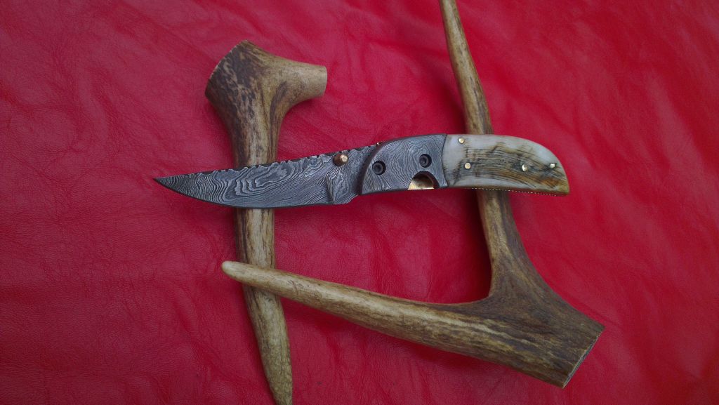 Damascuse Folding Knife with pure Ram horn