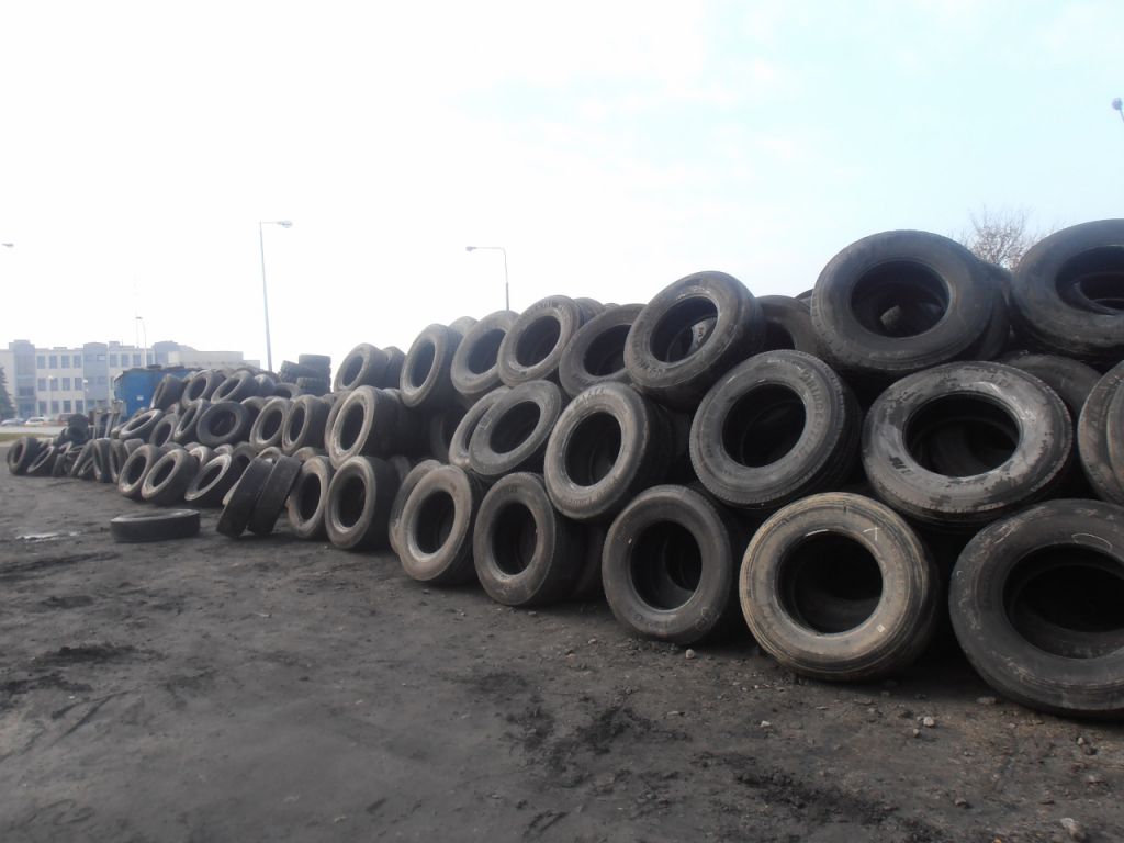 Used truck tires 295/80 R22, 5  and others.