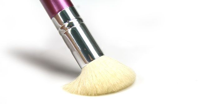 Makeup single brush with wood handle