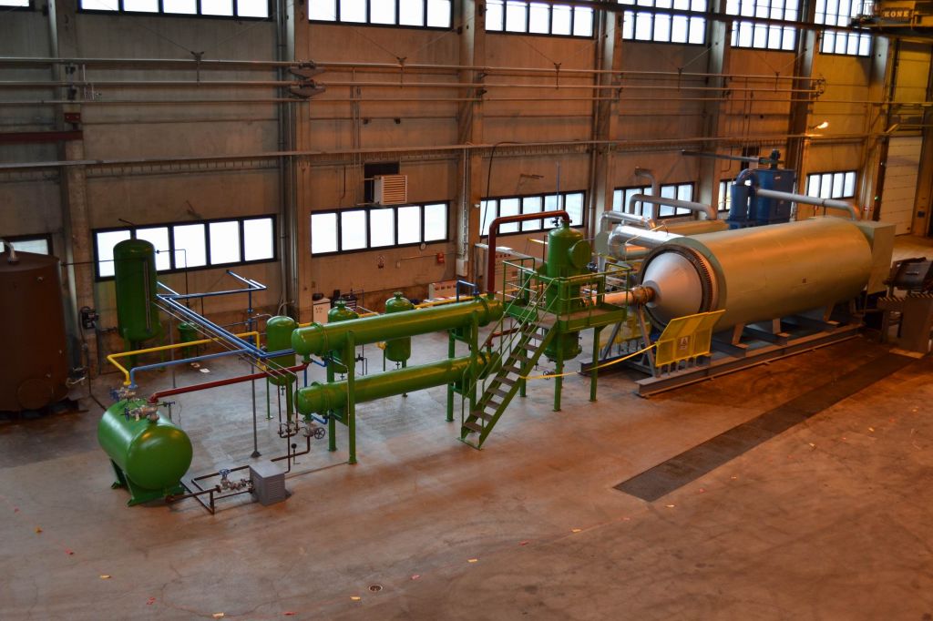 Semi-continuous waste tyre pyrolysis plant