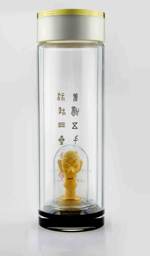 Custom-made crystal glass tumbler with built-in sculpture(Sanxingdui plated gold human head Sichuan Ancient Sculpture)