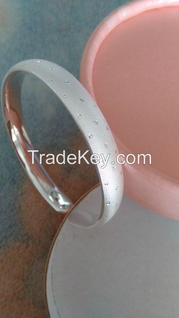 Fine Silver jewelry including silver necklaces, bracelets, rings, etc suppliied from China