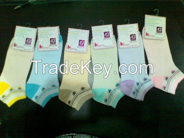 Soft breathable female striped sports socks