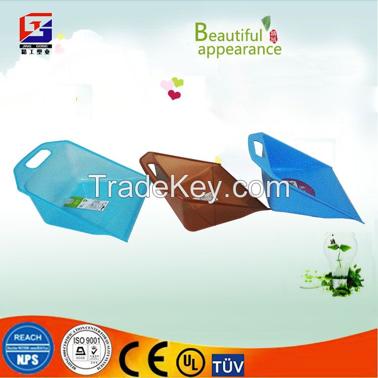 Plastic dust Pan