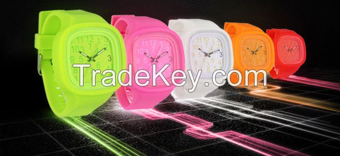 Factory supplier newest fashion luminous silincone watch