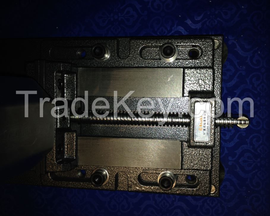 Hand Operation Plastic Injection Moulding Machine For Small Part