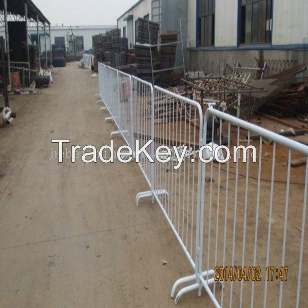 Temporary crowd control barrier fence