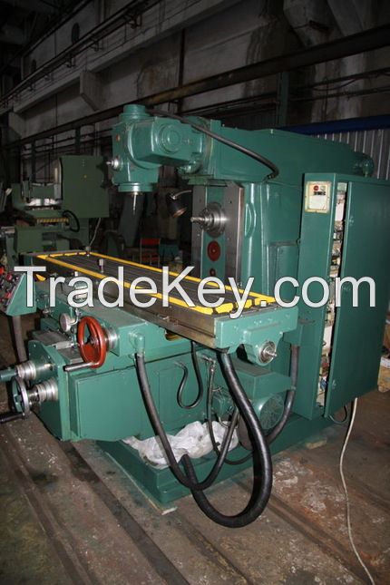 Widely-universal bracket milling machine 6T83SH