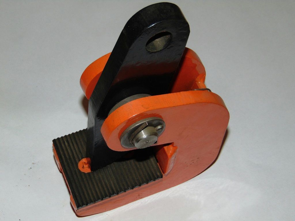 Horizontal plate lifting clamp