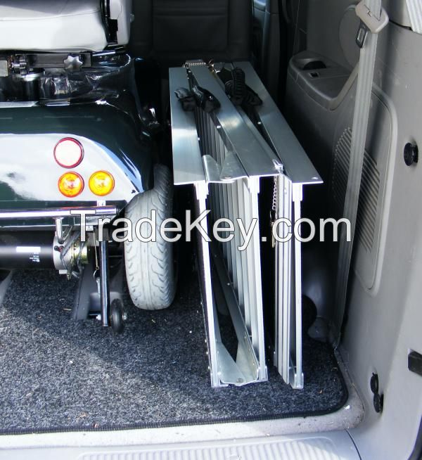 TRI-FOLDING LOADING ALUMINIUM RAMP