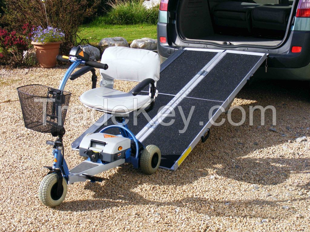 TRI-FOLDING LOADING ALUMINIUM RAMP