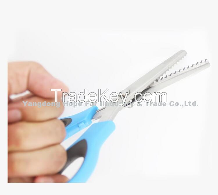 Comfortable rubber handle pinking scissors