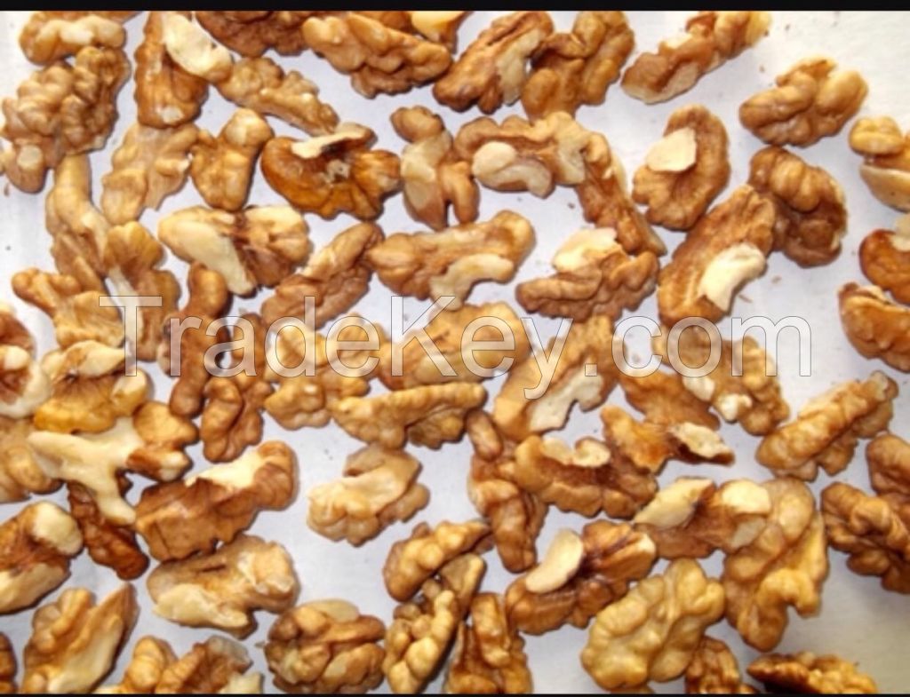 Walnut kernels light quarters broken