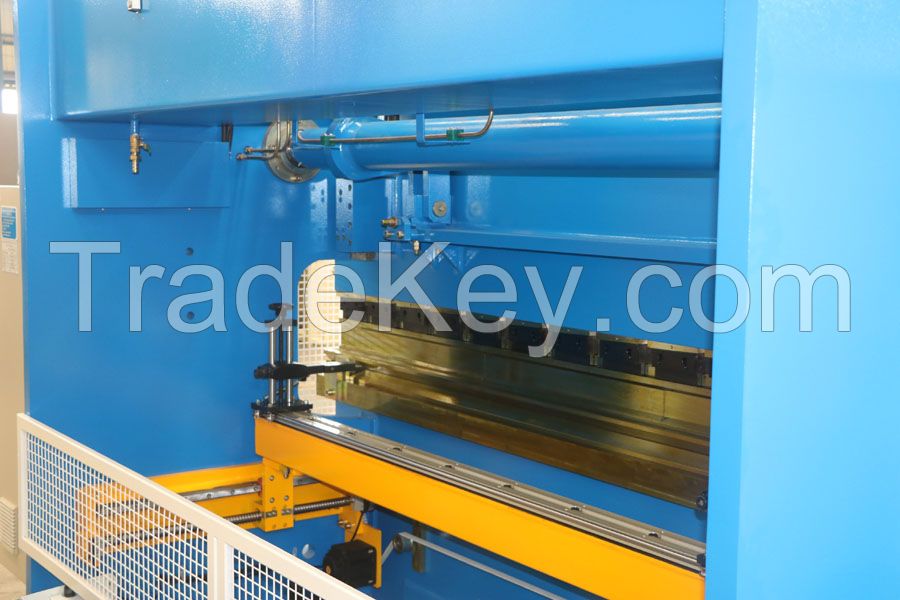 Hydraulic press brake machine