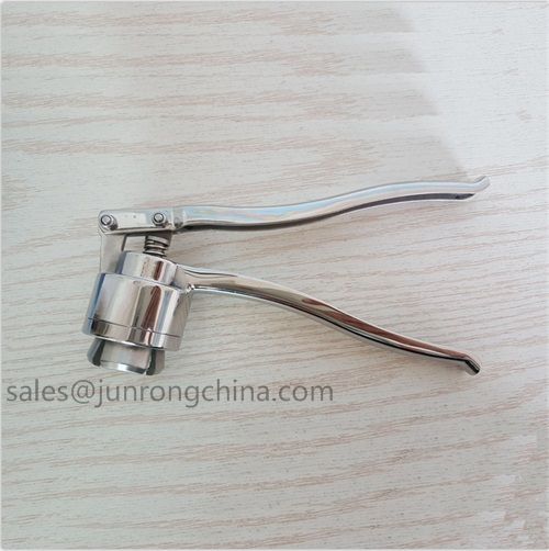 Aluminum bottles crimping tool seal jaws