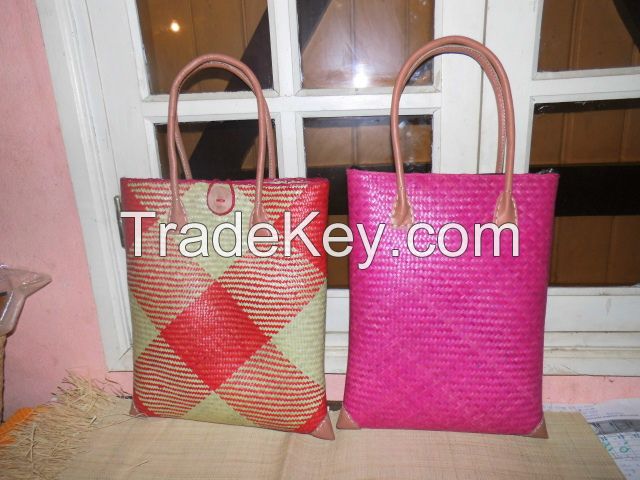 NATURAL STRAW HANDBAG