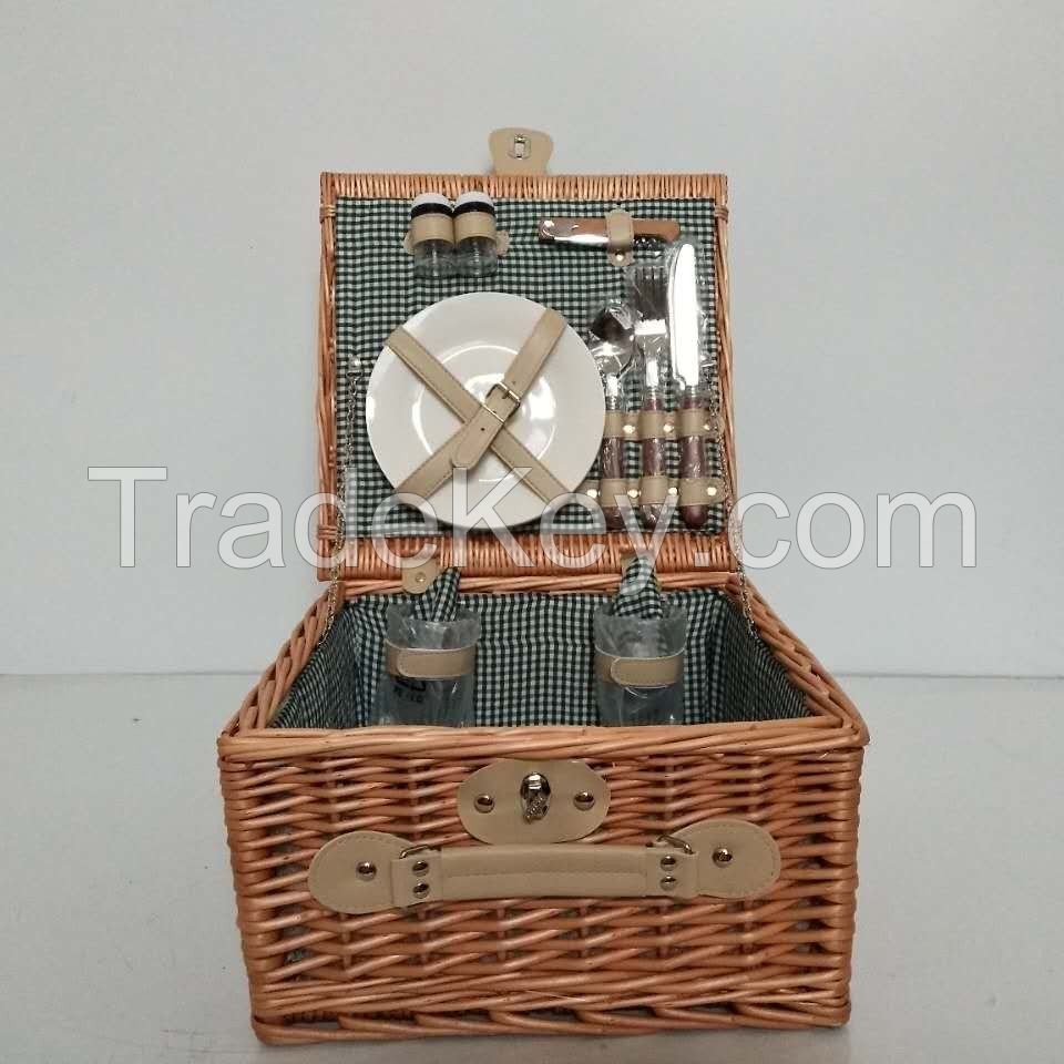 wicker picnic basekts for four persons