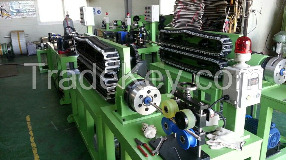 Close pitch corrugated hose manufacturing machine