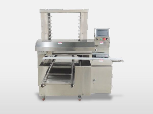 Automatic tray-arranging machine 