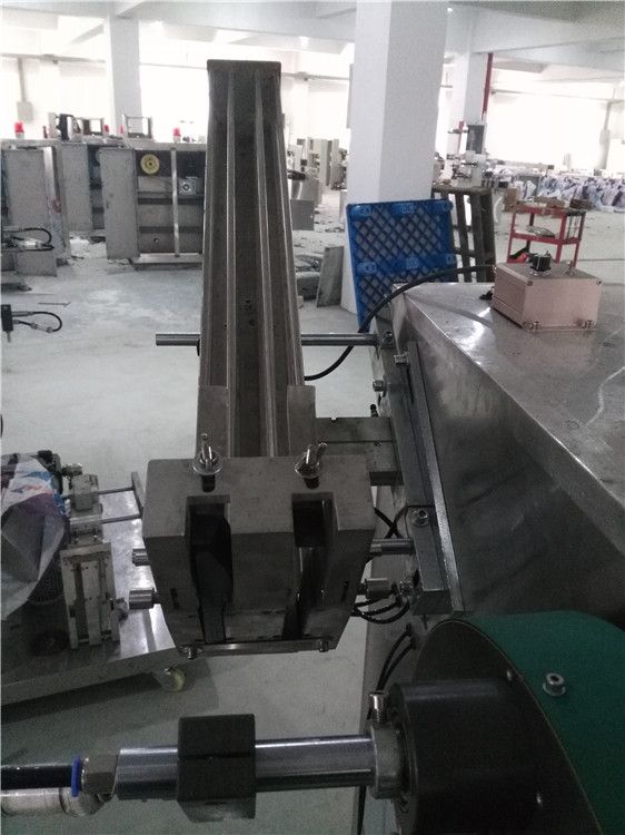 High speed airline luxury tableware cutlery set packing machine