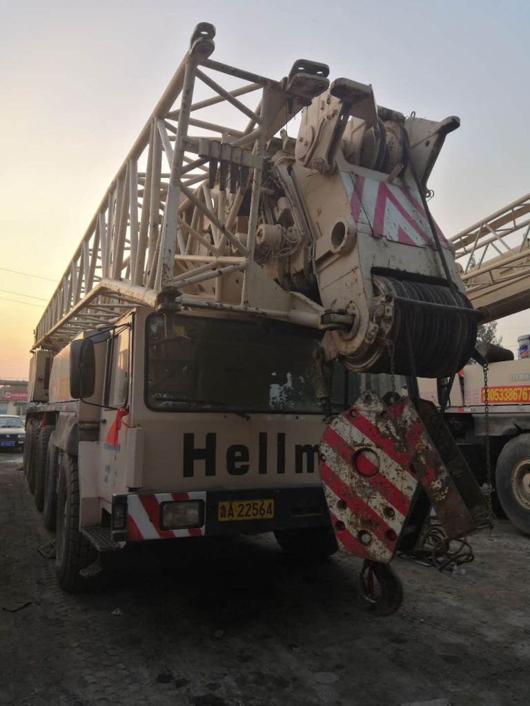 LIEBHERR 110TON MOBILE CRANE