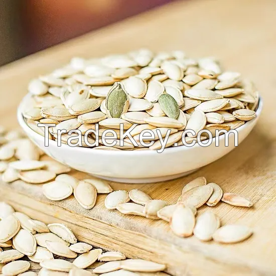 CLASSIC SALT-ROASTED PUMPKIN SEEDS / CRUNCHY AND SAVORY / MADE IN VIETNAM