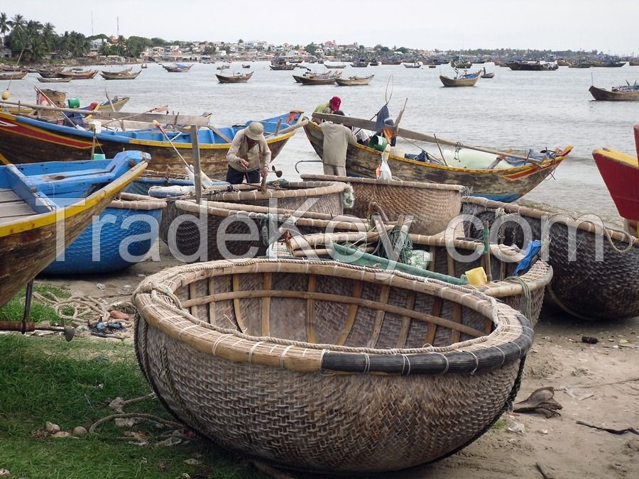 VIETNAMESE BAMBOO BOAT, HANDCRAFTED FROM FRESH BAMBOO AS A UNIQUE DECOR FOR MODERN HOMES, GARDENS AND OFFICES