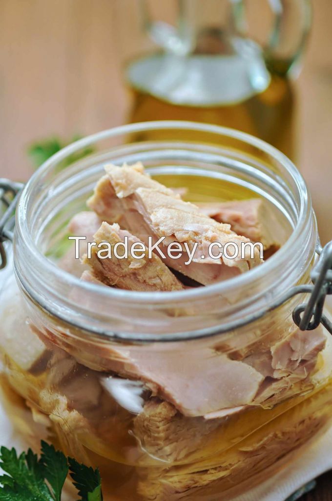 VIETSEA CANNED TUNA / RICH IN DHA, EPA / NATURAL FLAVOR, NO ADDITIVES / VIETNAM