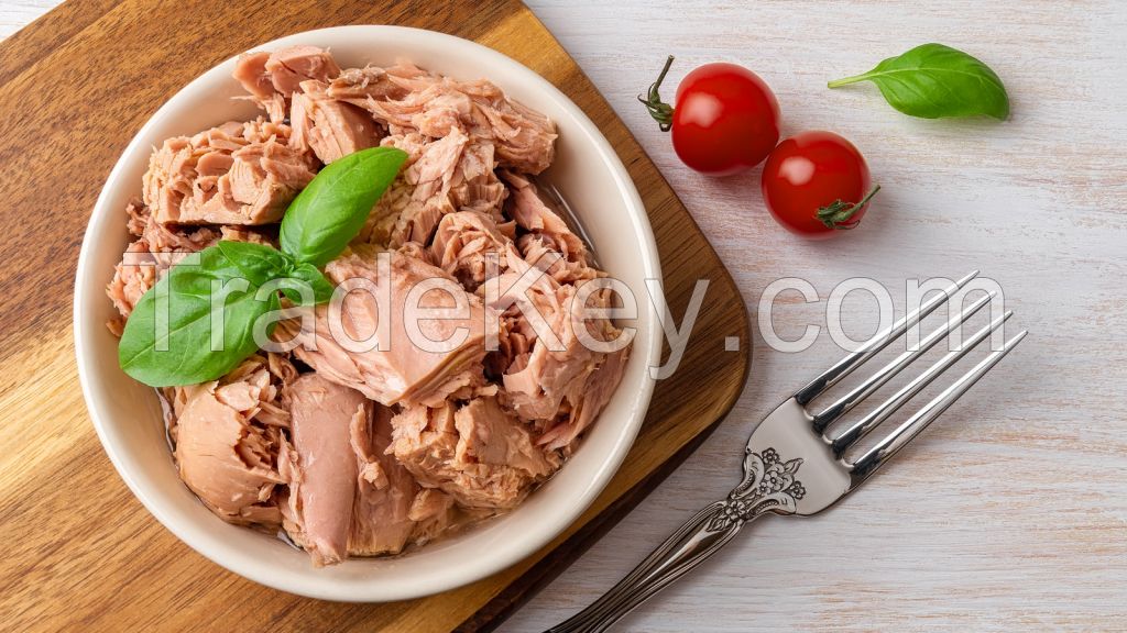 VIETSEA CANNED TUNA / RICH IN DHA, EPA / NATURAL FLAVOR, NO ADDITIVES / VIETNAM