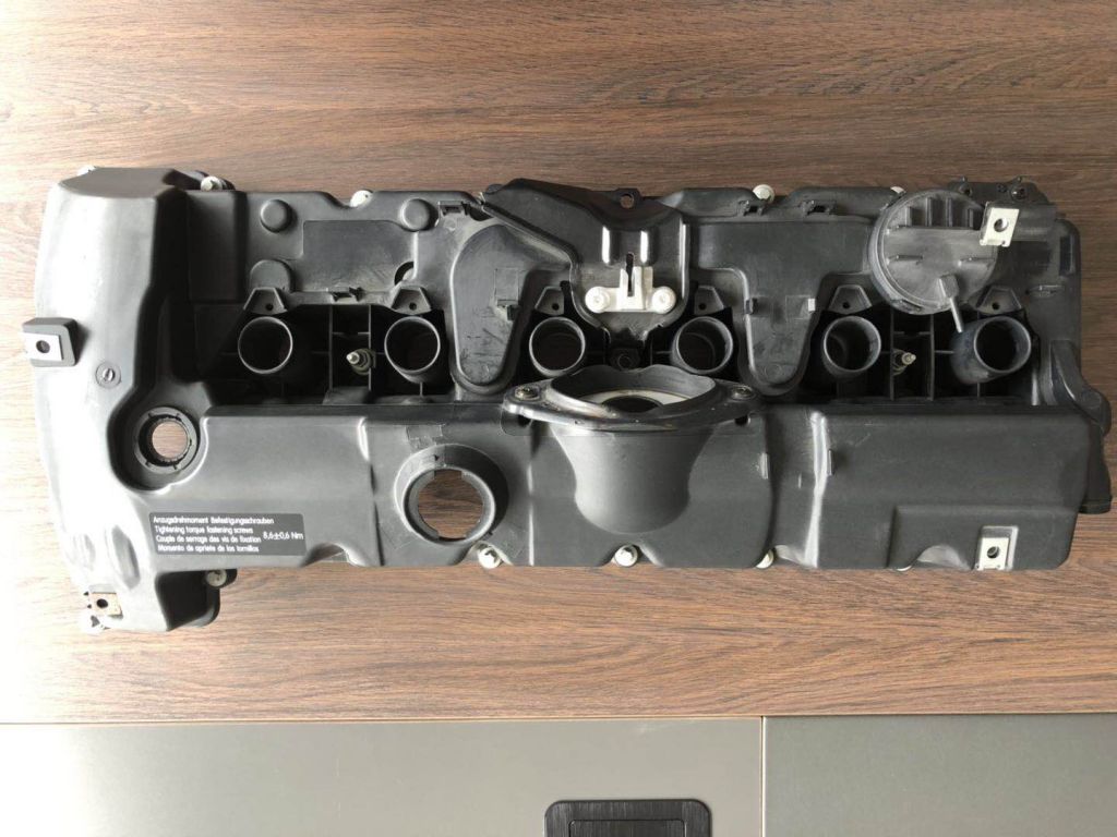 Cylinder head cover for BMW