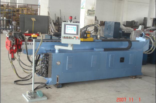 Pipe bending machine