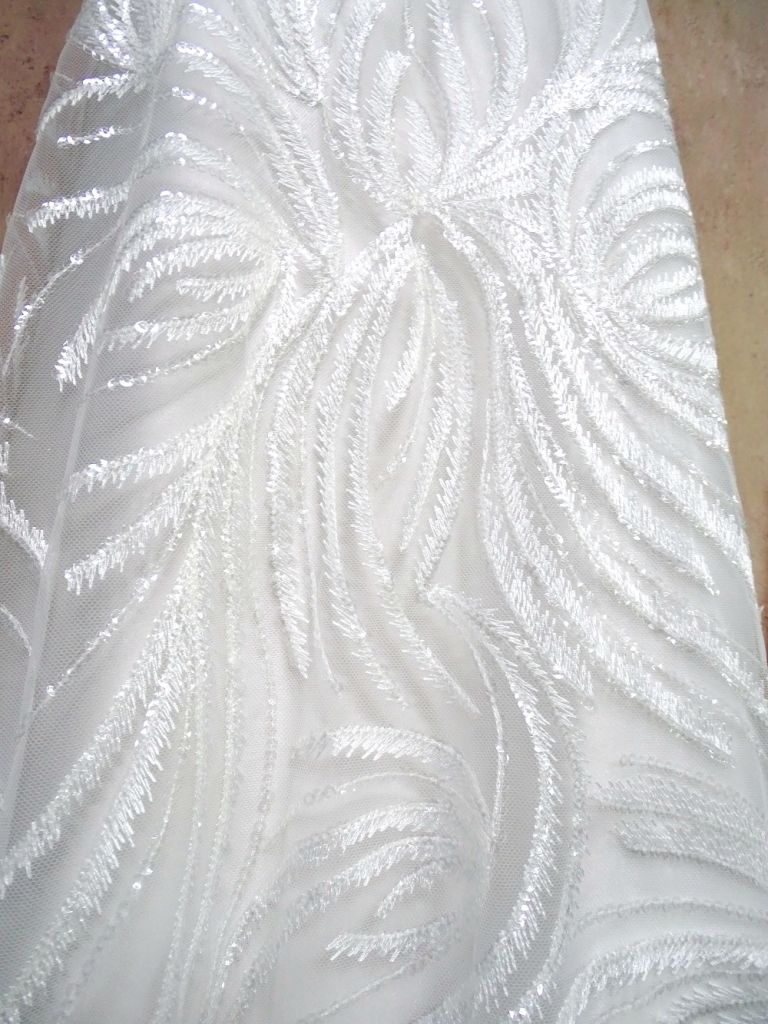 Hot sale good quality Embroidered white lace Fabric For Wedding gowns/