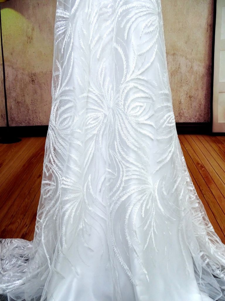 Hot sale good quality Embroidered white lace Fabric For Wedding gowns/