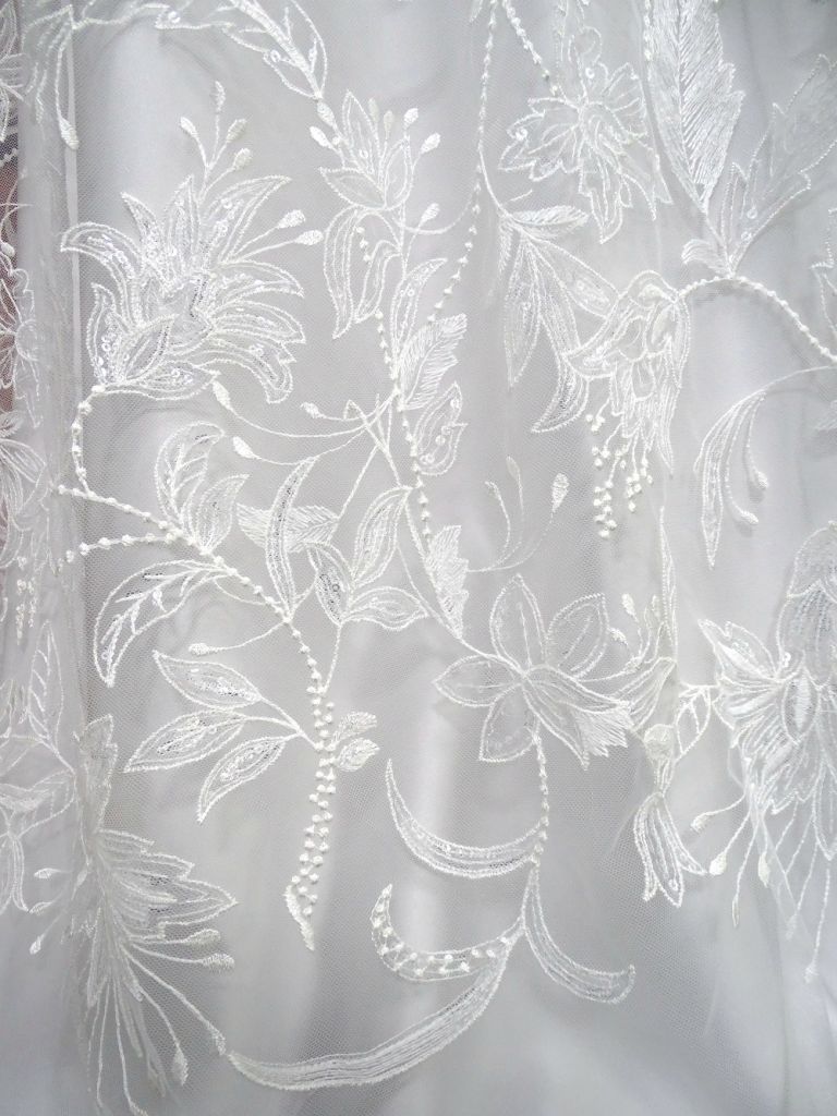 New design ivory lace Embroidered lace Fabric for Wedding gowns/bridal dress