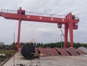 Spherical tank made by cladding metal material