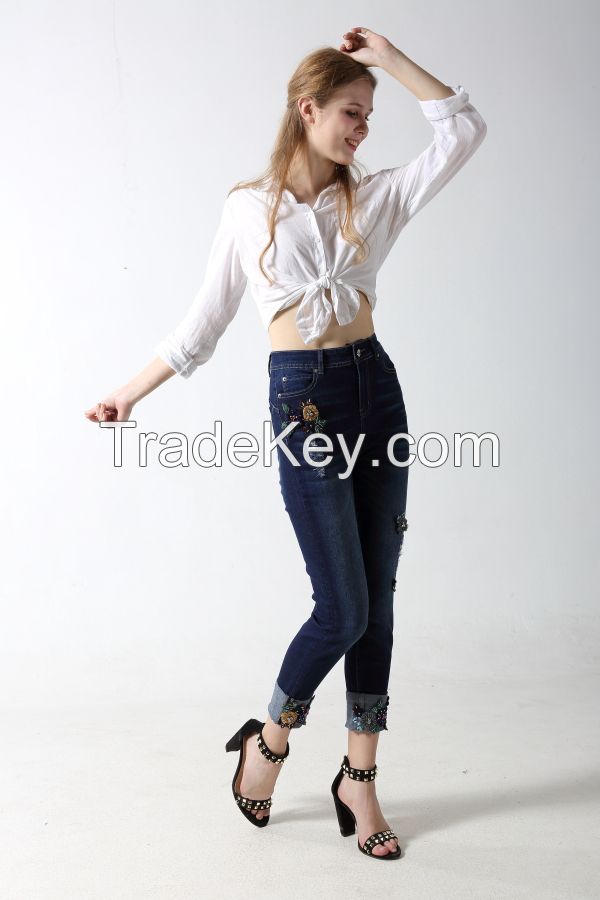 Woman's Slim denim jeans with patch-embroidery and Sparkling