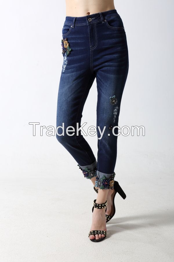 Woman's Slim denim jeans with patch-embroidery and Sparkling