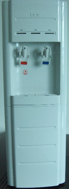 Vertical water dispenser