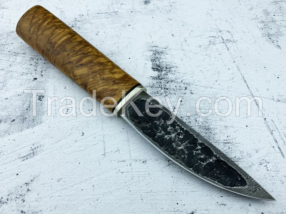 Beautiful knife with forged Damascus steel blade