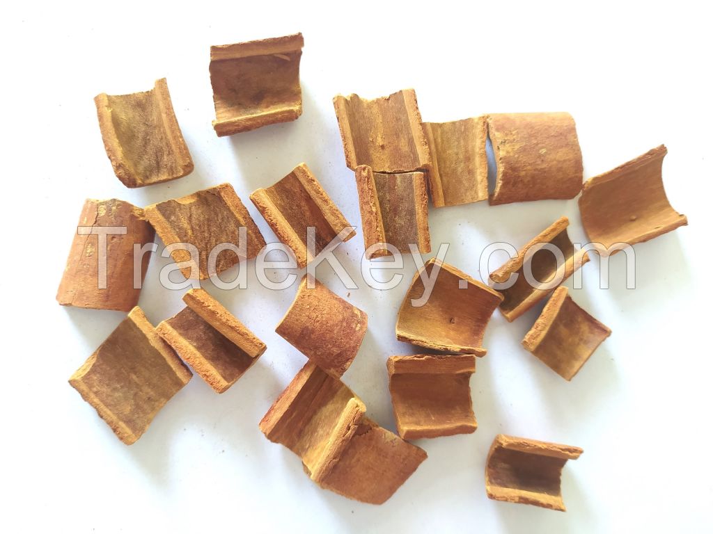 ROUND SQUARE CUT CASSIA