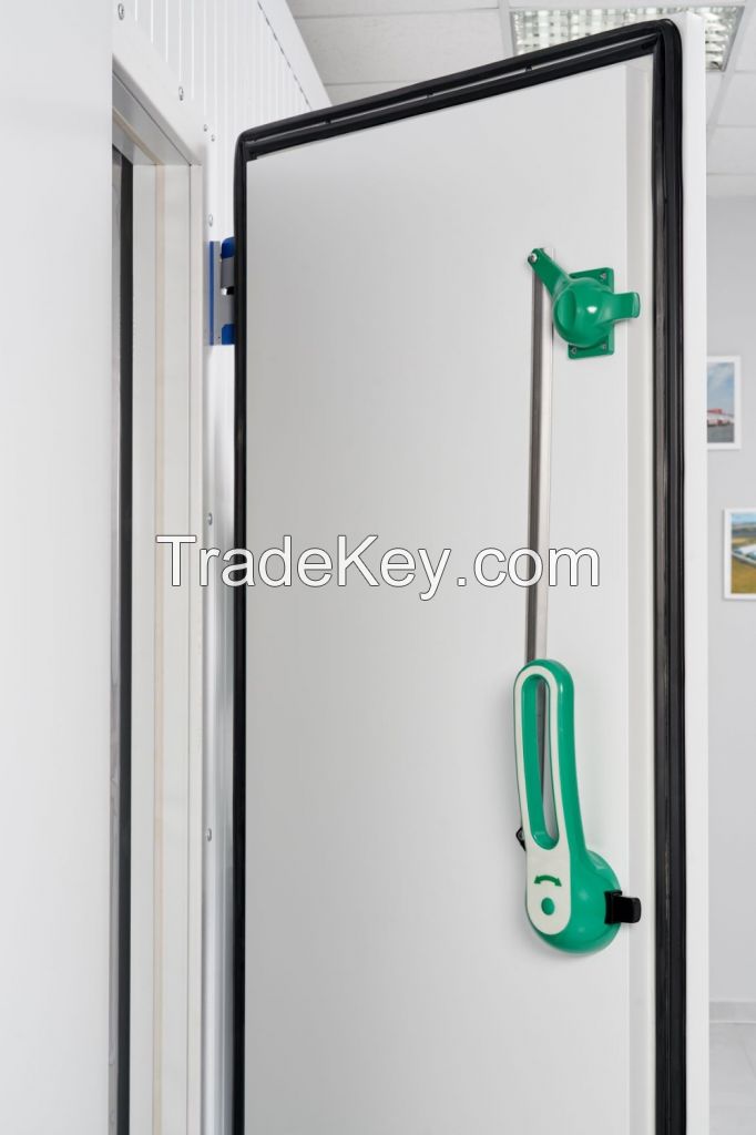 Hinged single leaf door for cold room