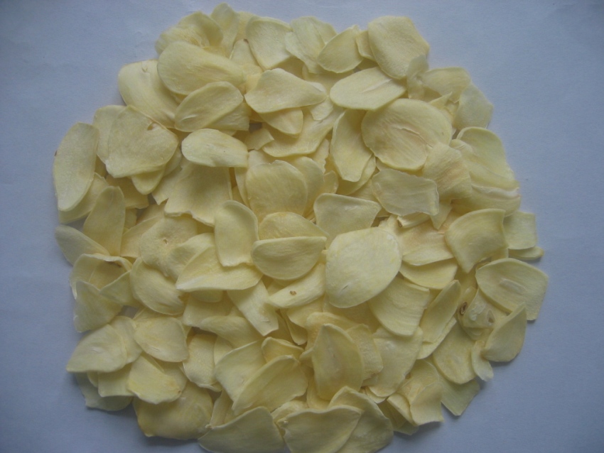 Dried garlic flakes