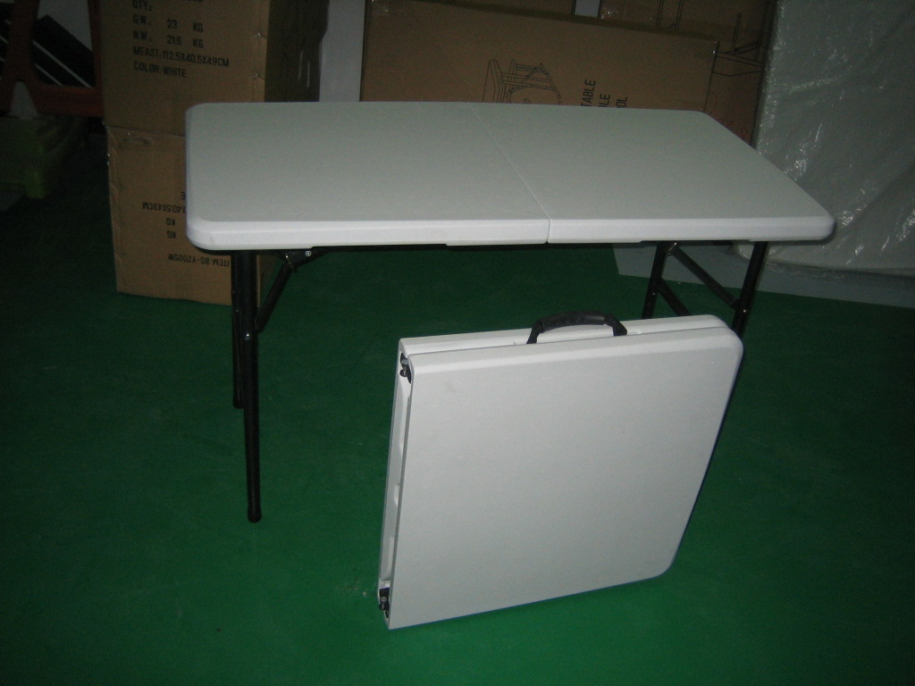 Folding table