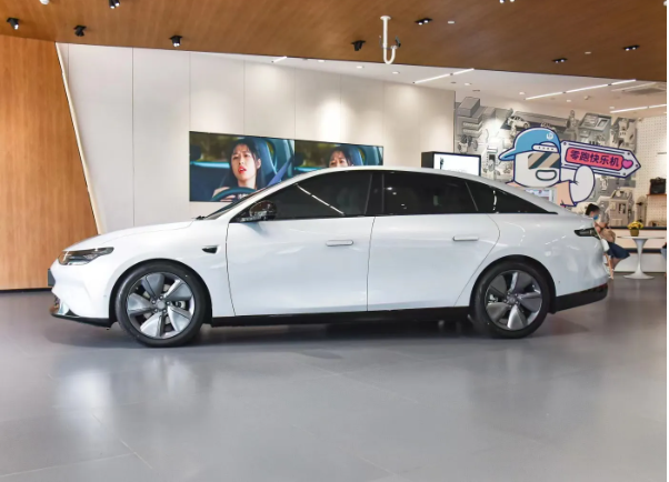 2022 New Car LM C01 500KM Two-Wheel Drive Standard Model 4-Door 5-Seat Electric Sedan with Panoramic Sunroof