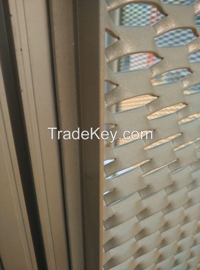 Expanded aluminium mesh for building decoration