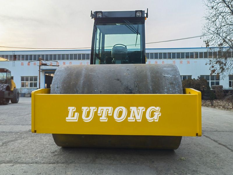 LT216B  road roller