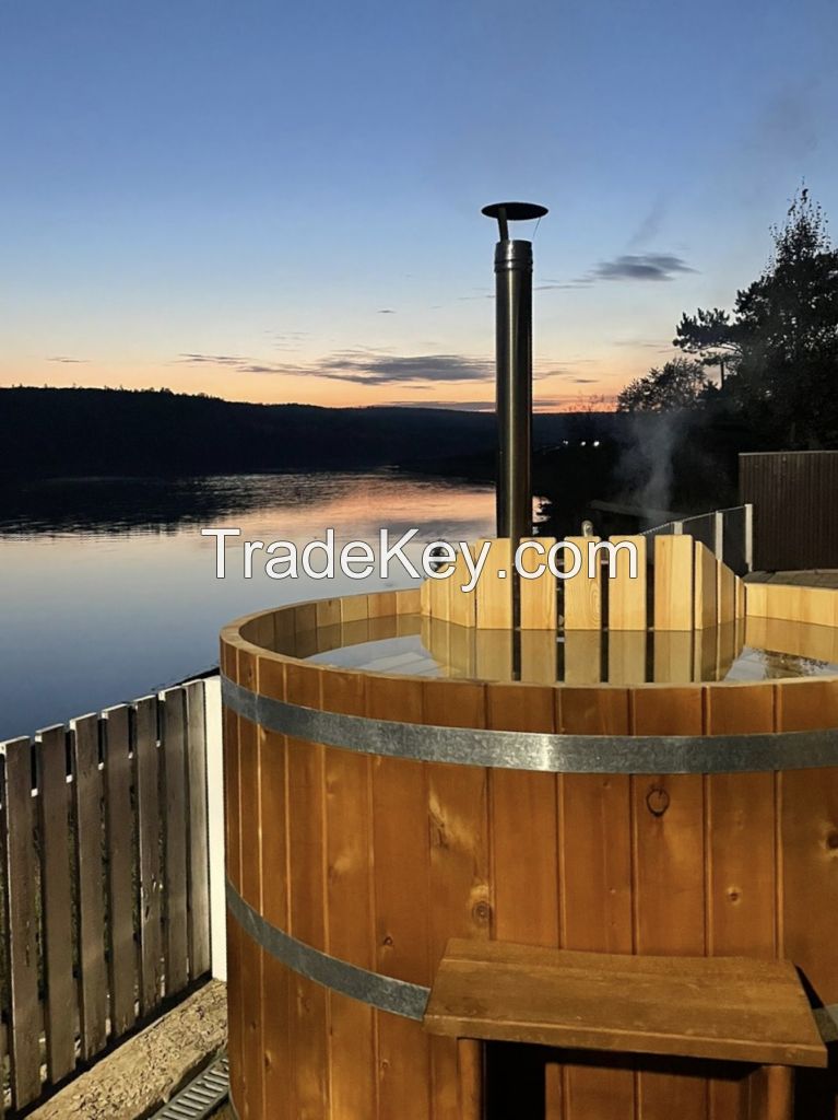 Cedar plungÑ tub with submersible wood stove